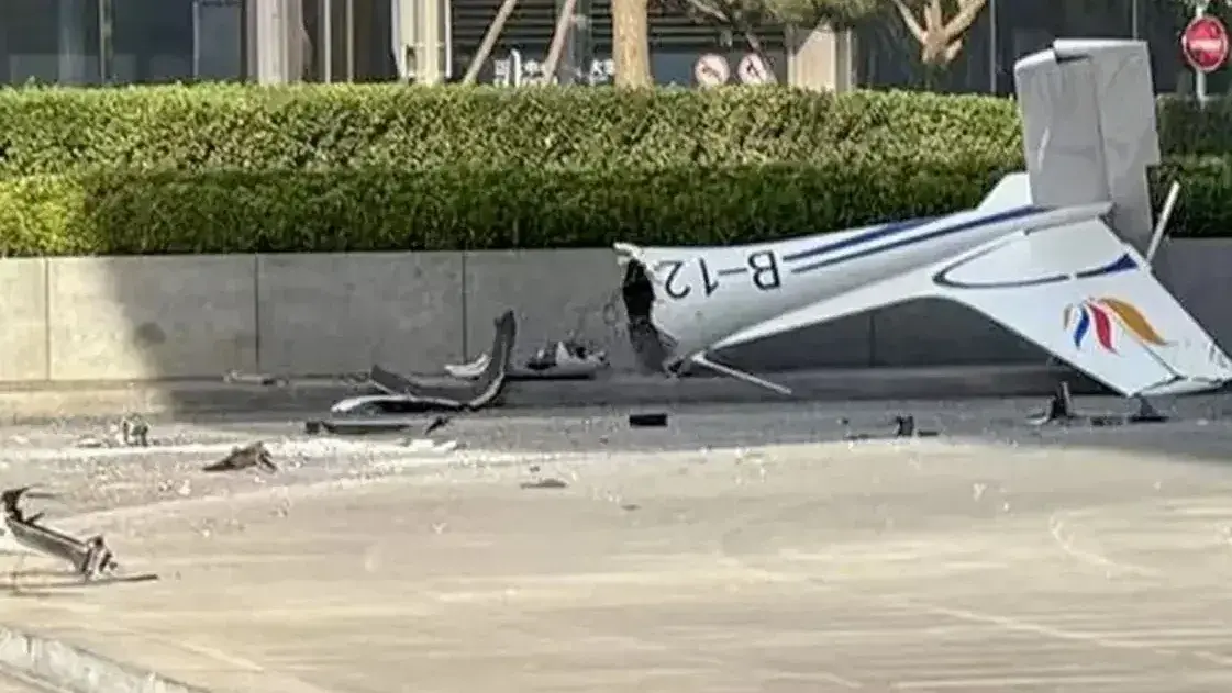 Pánico en China: una avioneta se estrelló contra la torre más alta de Beijing