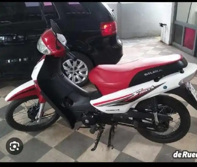 Subió a la casa de una amiga y le robaron la moto