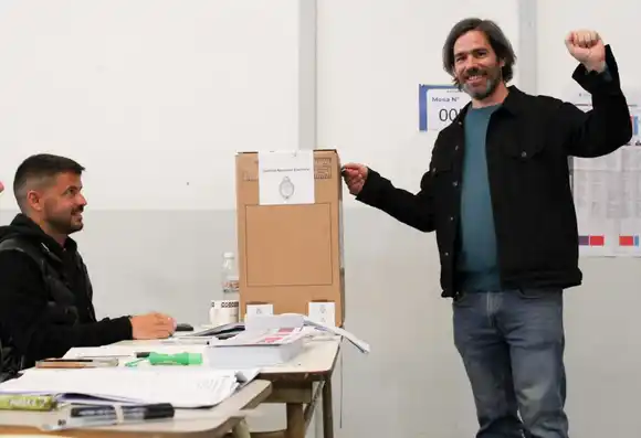 Nicolás del Caño votó en Avellaneda y esperará los resultados junto al Frente de Izquierda Unidad