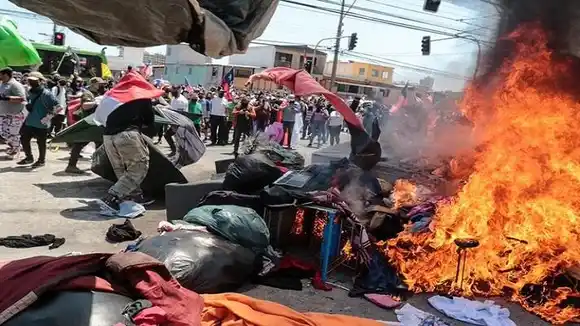¡NO MÁS MIGRANTES! Protestan contra venezolanos en Iquique y queman sus pertenencias