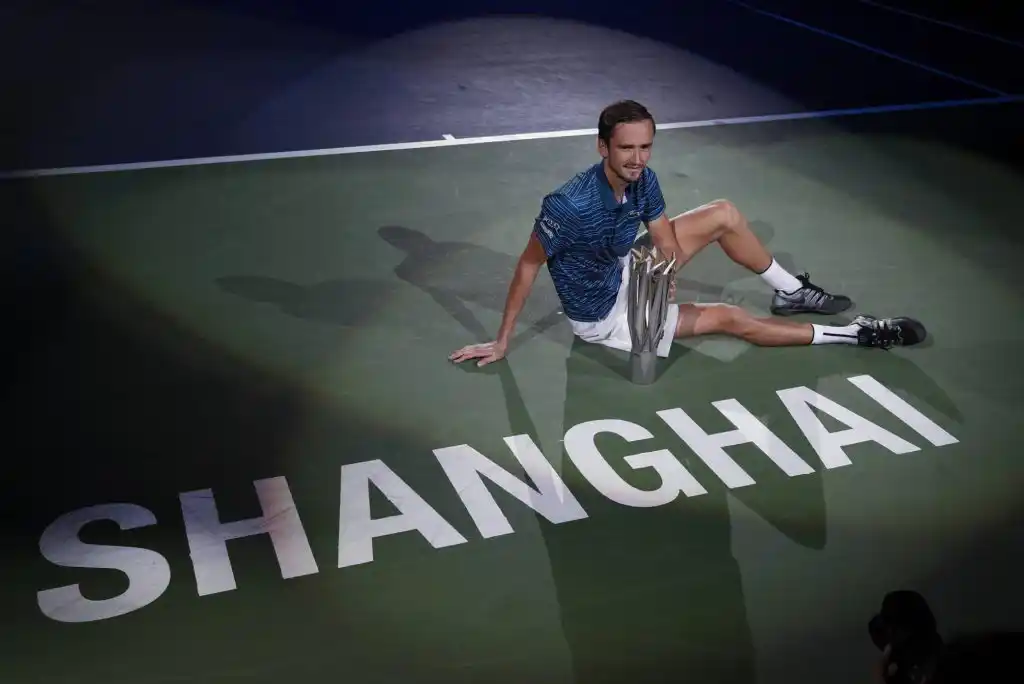 Medvedev se consagró en China ante Zverev