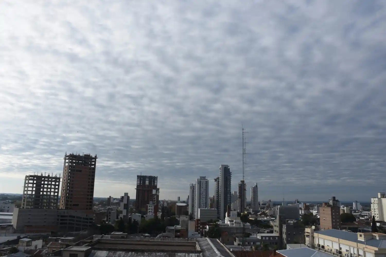 Jornada de lunes con cielo nublado en la ciudad de Santa Fe
