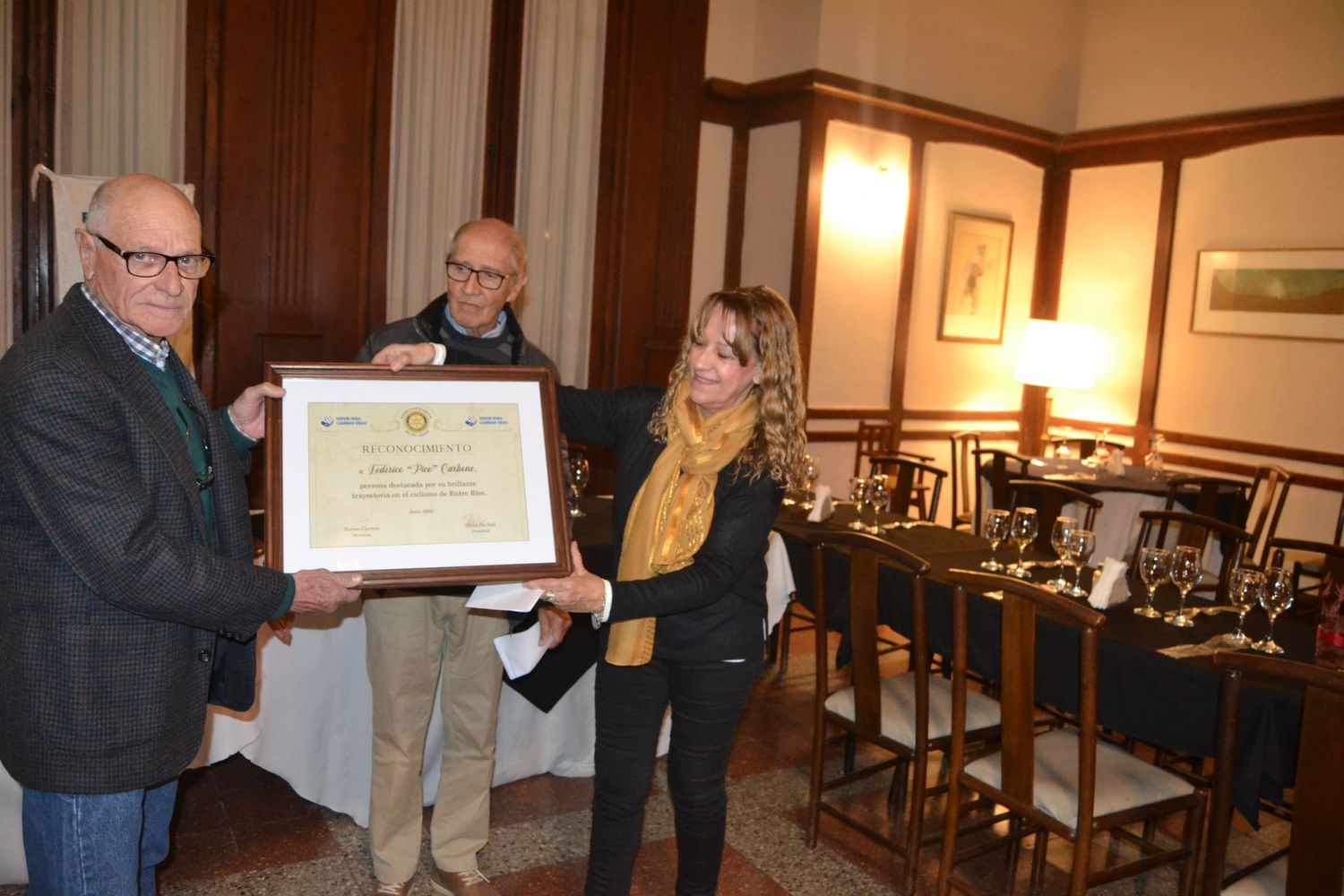 El ciclista Federico "Pico" Carbone en el momento en que recibe el reconocimiento por parte del Rotary Club Gualeguay