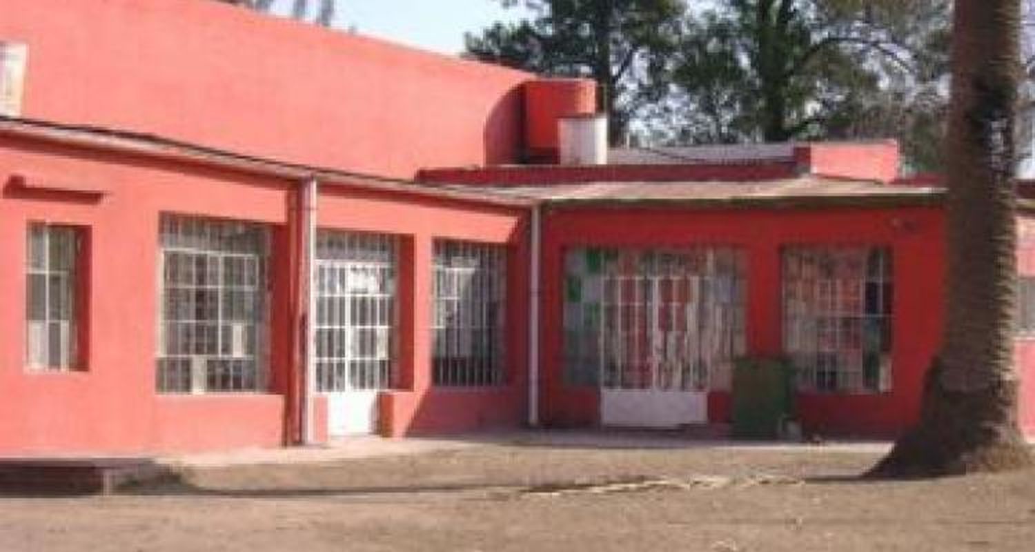 Un menor disparó contra una docente