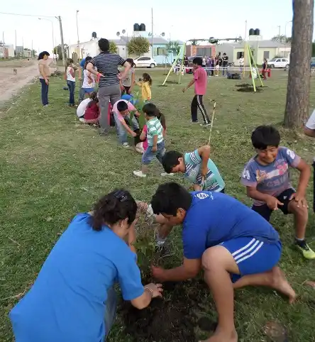 Municipio, UADER y vecinos recuperaron la plaza del Zuppichini