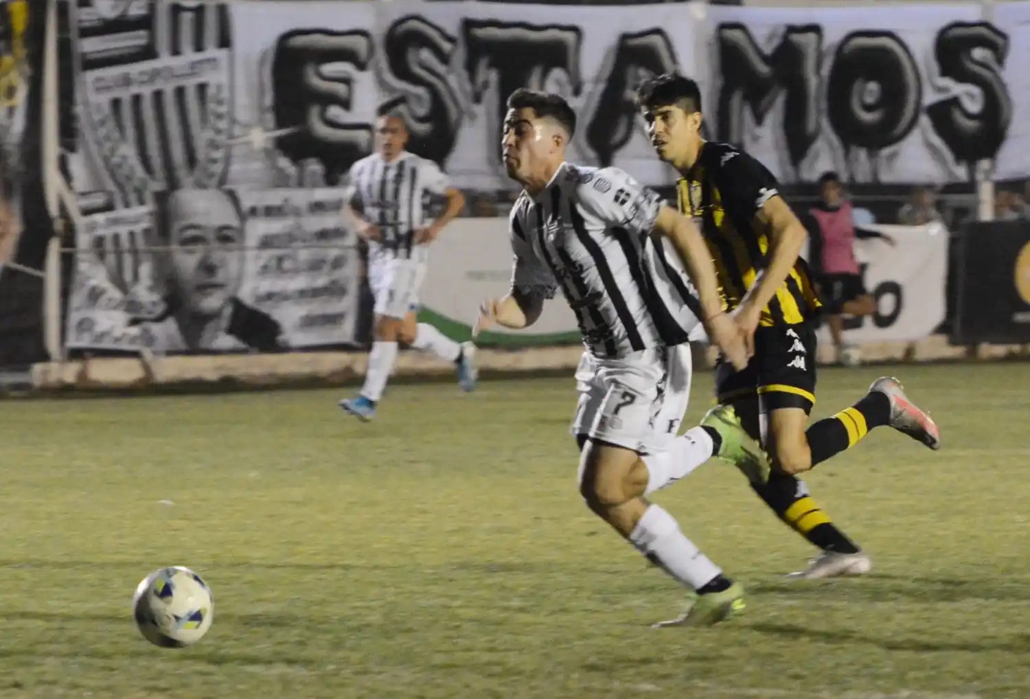 FOTO LUIS AMAOLO Zúñiga, persiguiendo a Pettineroli.