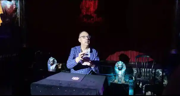 Mago español se desploma y muere en pleno escenario, pero pensaron que era parte de su rutina