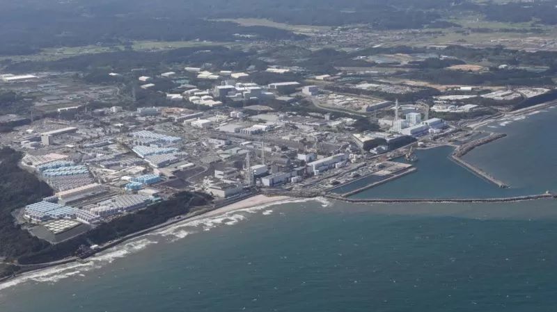 Japón vierte aguas residuales de una planta nuclear al Pacífico y  China les bloquea las importaciones