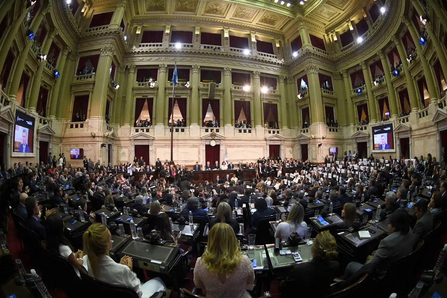 Macri dijo que Argentina "está mejor parada que en 2015" y  anunció una suba en la AUH