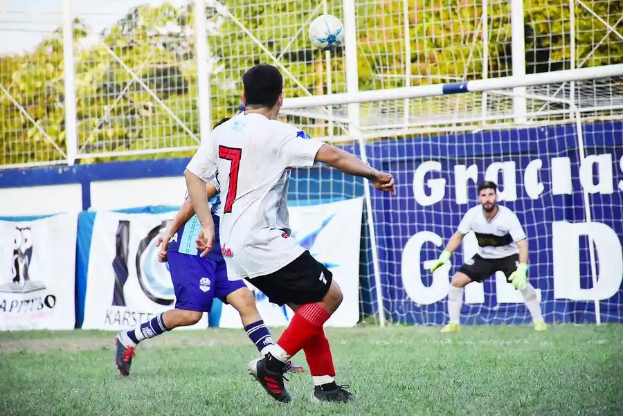 8 de Diciembre goleó a San
Martín y mantiene la ilusión