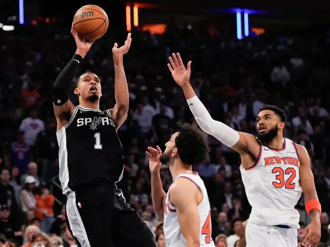 Victor Wembanyama y Karl-Anthony Towns en el tercer partido de las Finales de la NBA. Foto: Ross D. Franklin - AP