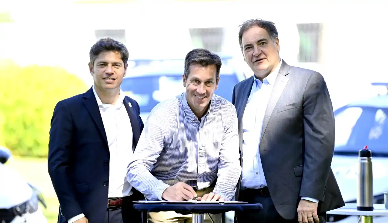 Firma del convenio. El intendente Arturo Rojas junto al gobernador Axel Kicillof y el ministro de Seguridad, Javier Alonso