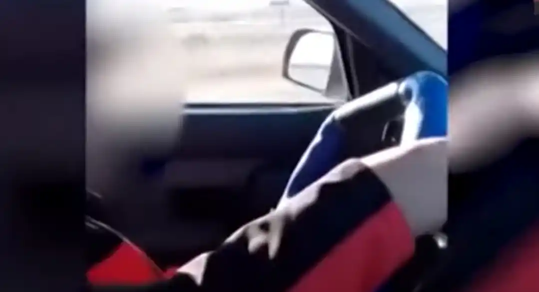Video: Tiene diez años y su padre le enseña a manejar en plena ruta