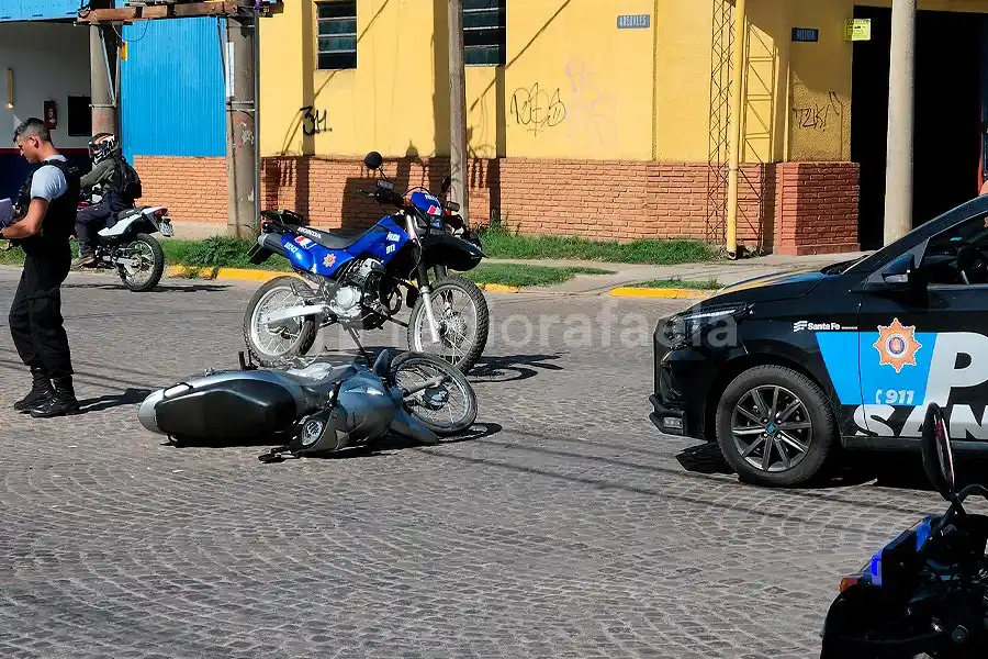 Un patrullero chocó contra una moto en la que iban tres personas: tránsito parcialmente interrumpido