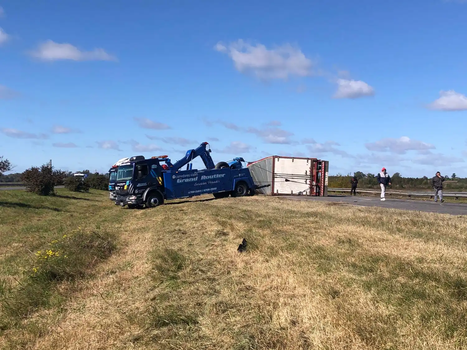 Una grúa movió el camión hacia uno de los carriles y habilitaron el tránsito asistido en el otro.