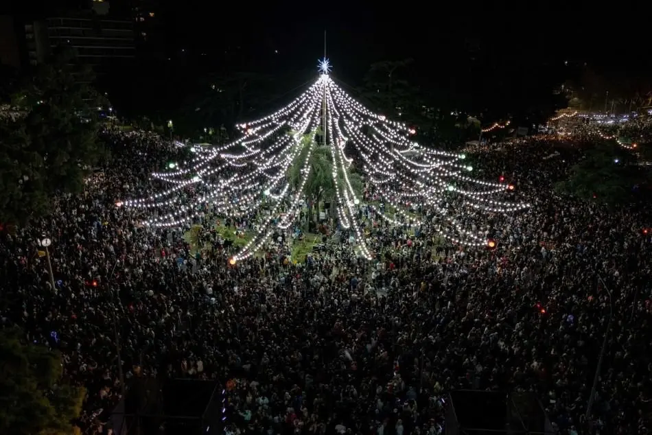 Con música en vivo, encienden el árbol de Navidad de Oroño y Pellegrini