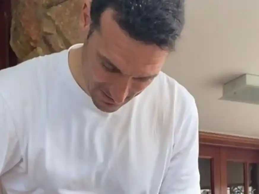 Lionel Scaloni salió de domicilio para sacarse fotos con todos sus seguidores.