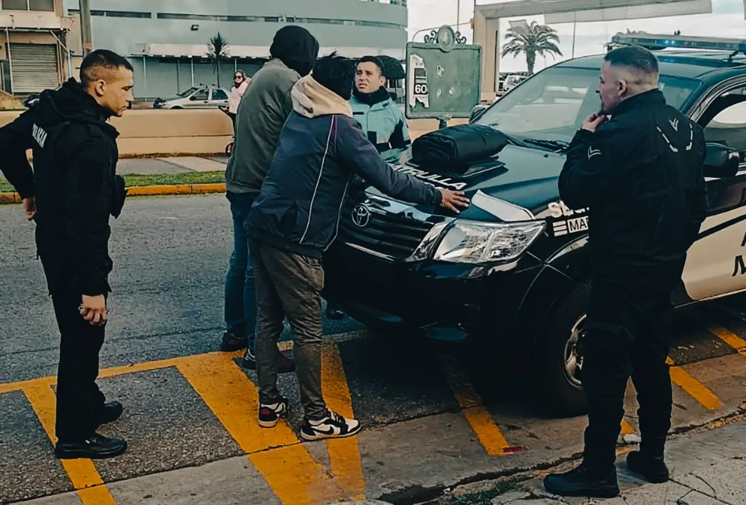 Los involucrados se negaron a aportar datos personales y adoptaron una actitud agresiva.