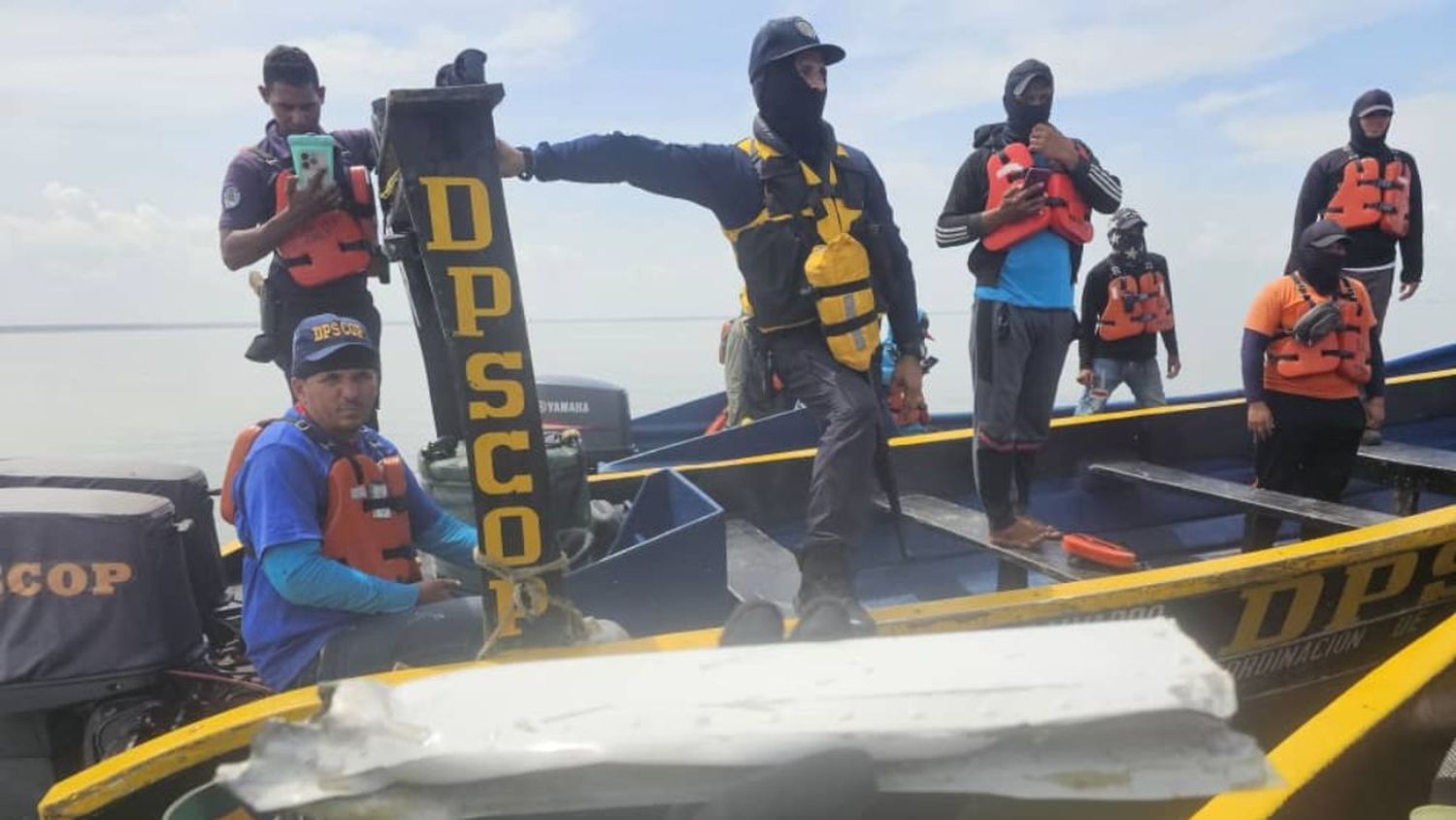 AVANZAN LABORES DE RESCATE EN EL LAGO: hallan dos cuerpos y fuselaje de la aeronave siniestrada (+Fotos)