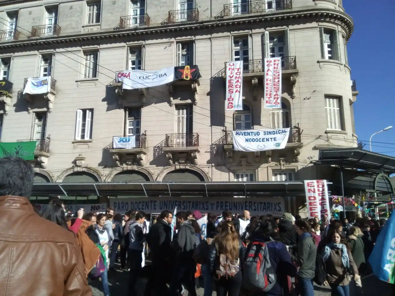 Movilización y toma del Rectorado: los docentes universitarios se manifestaron en Tandil 