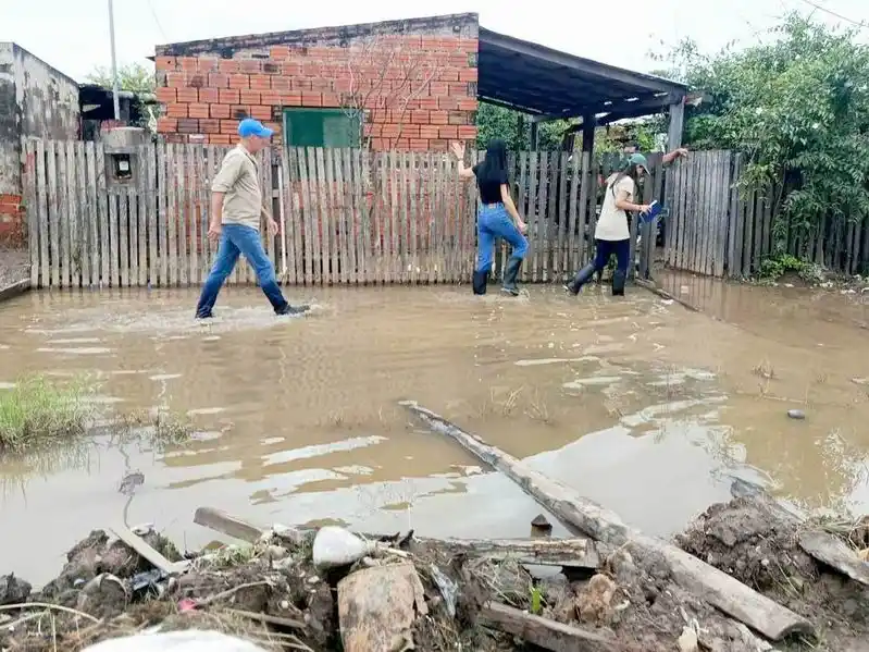 Comando de emergencia trabaja en Las Lomitas
en auxilio de las familias afectadas por las lluvias