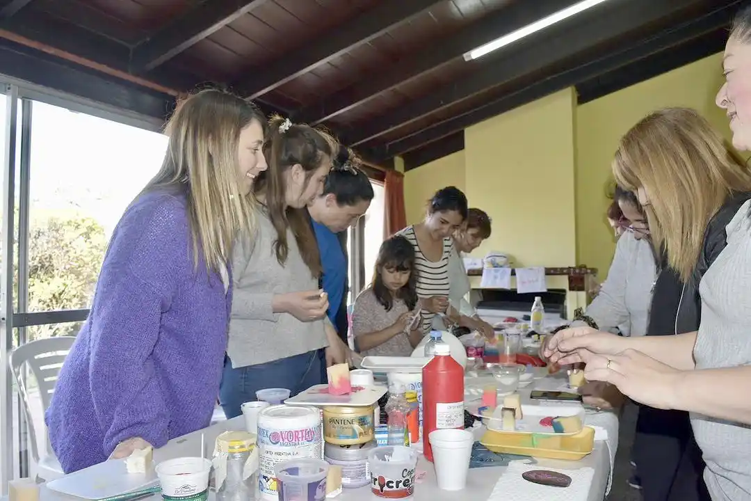 Compartir. Más allá de aprender técnicas artísticas, los espacios en Construyendo Puentes son buenos momentos para hablar de diferentes temas.