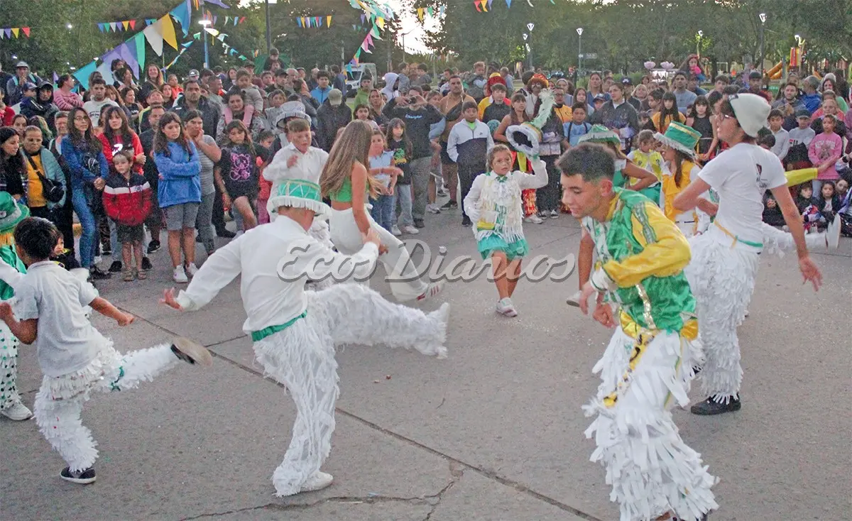Colorida. Presentación de murgas hubo en la plaza central de la ciudad