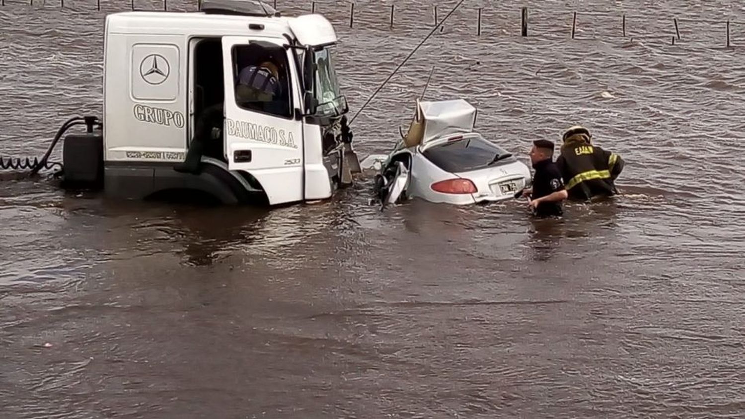 Accidente fatal: murió una mujer tras impactar contra un camión