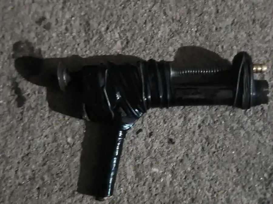 Los menores escaparon y dejaron el arma "tumbera" en el lugar.