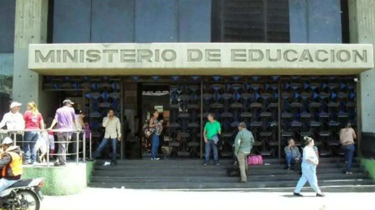 ¿IMPRUDENTE, ESTAFADO O QUÉ? Fue al Ministerio de Educación a legalizar un título falso y lo metieron preso