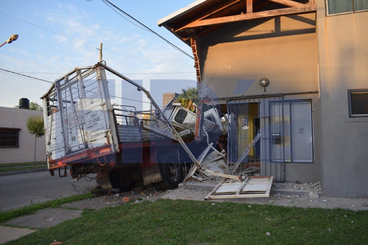 Un camión en contramano se incrustó en el edificio de la Asociación de Sordos