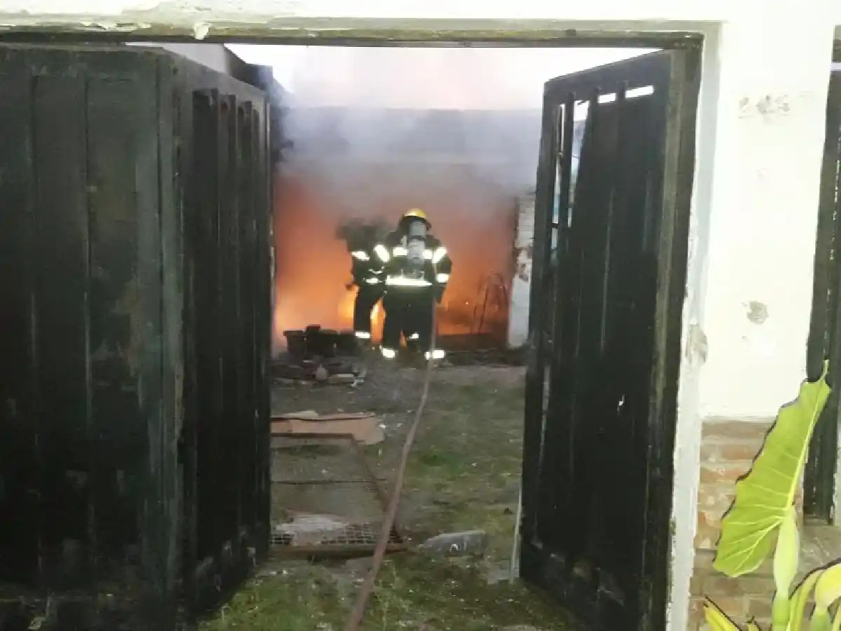 Policías rescataron a un nene y dos hombres de un incendio en barrio Consolata 