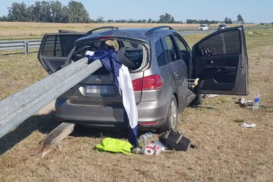 Impactantes imágenes: hinchas de Talleres se accidentaron y el guardarraíl atravesó el auto de punta a punta