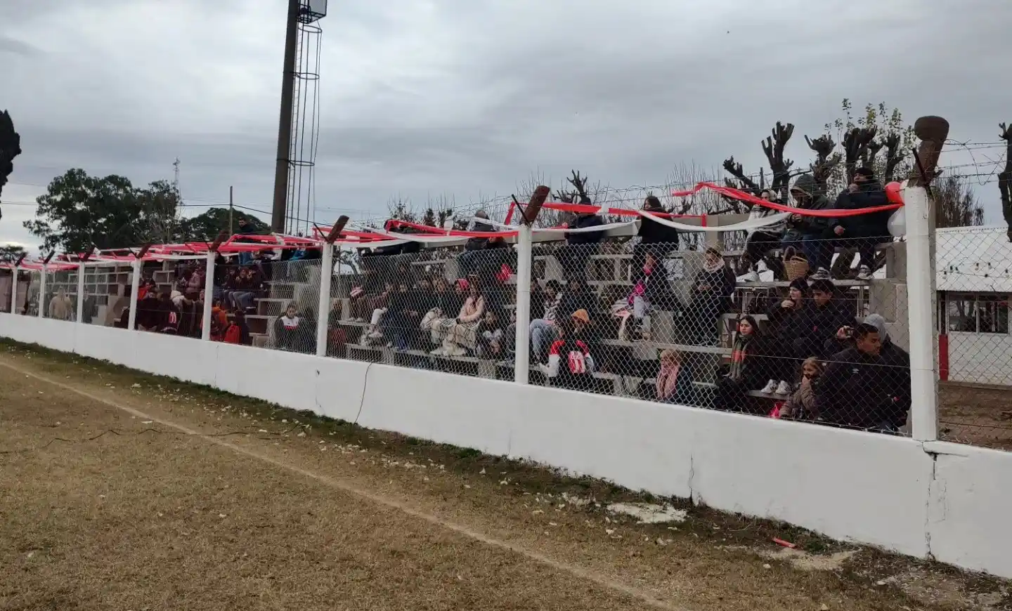 Paraná inauguró las tribunas de su cancha de once.