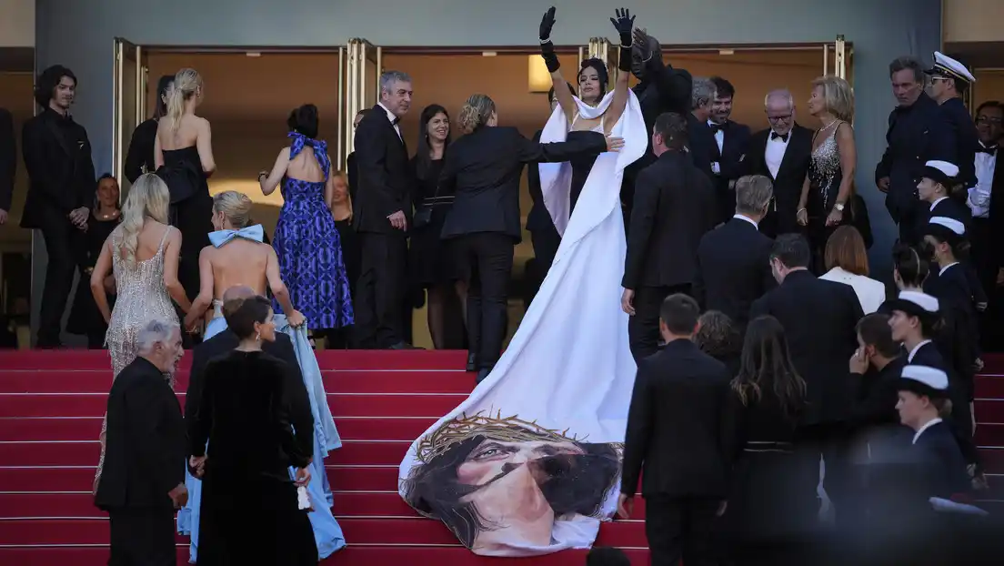 La actriz Massiel Taveras luciendo un vestido con la imagen de un Cristo en la 77ª edición del festival internacional de cine de Cannes (Francia)