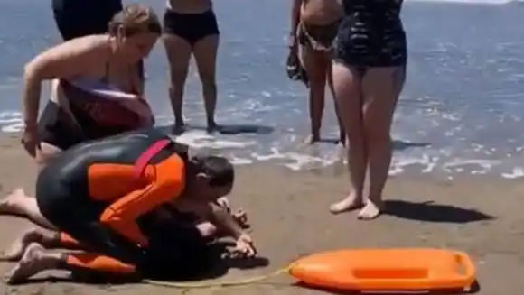 Villa Gesell: un guardavidas rescató a una joven en medio de un conflicto salarial con el municipio