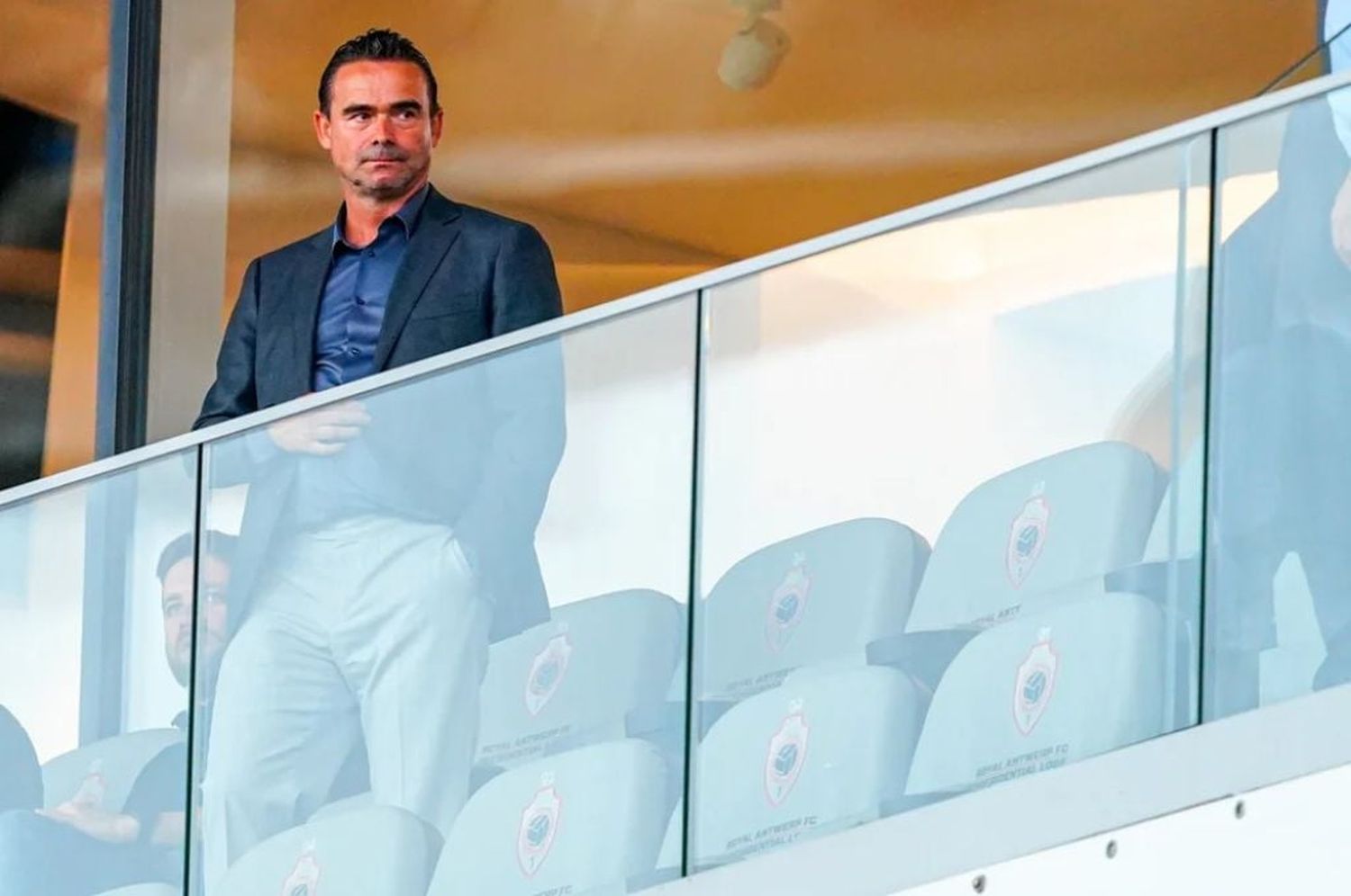 Marc Overmars, ex futbolista neerlandes fue internado de urgencia por un derrame cerebral