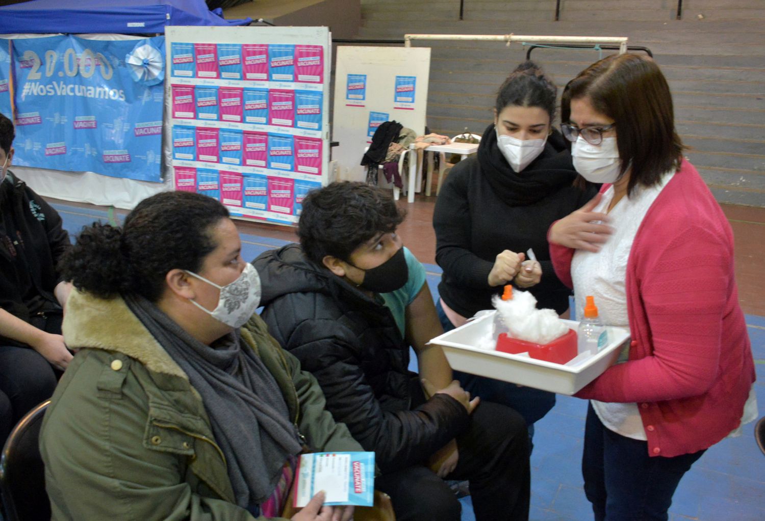 Avanza la campaña de vacunación y comenzaron a inocular este miércoles a menores de 18 años sin comorbilidades