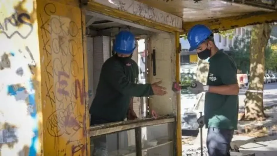 El Municipio retira los kioscos de diarios y revistas abandonados