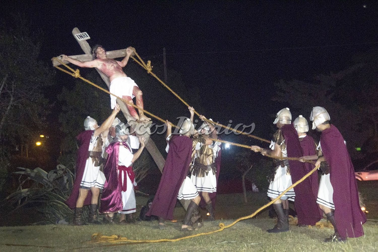Con la cruz. Jesús recibe los castigos de los romanos