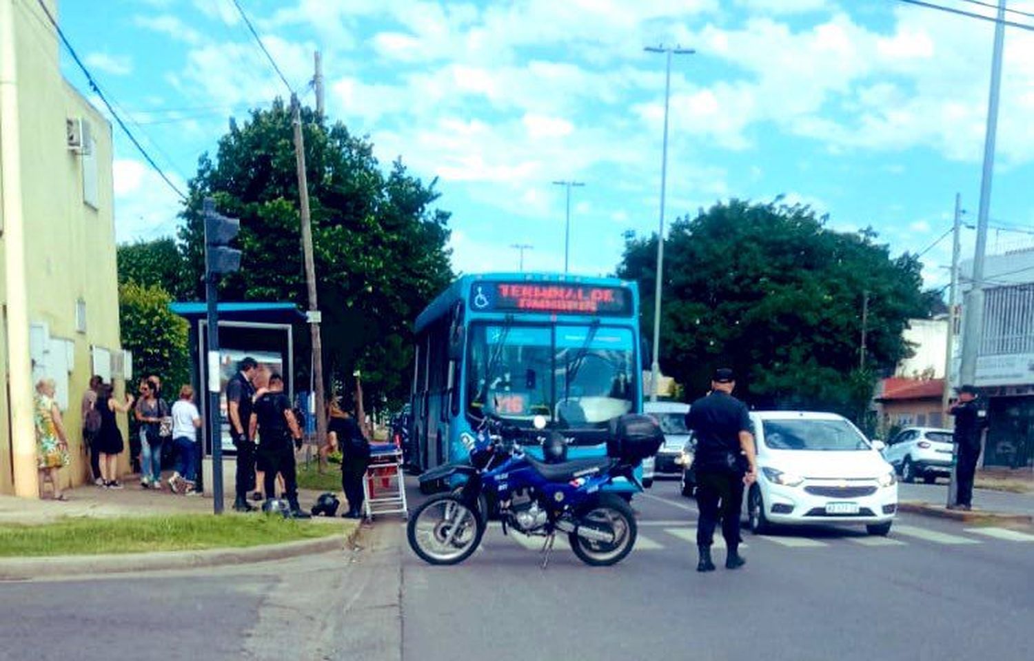 Balearon a un chofer de la línea 116 y evalúan un paro de transporte