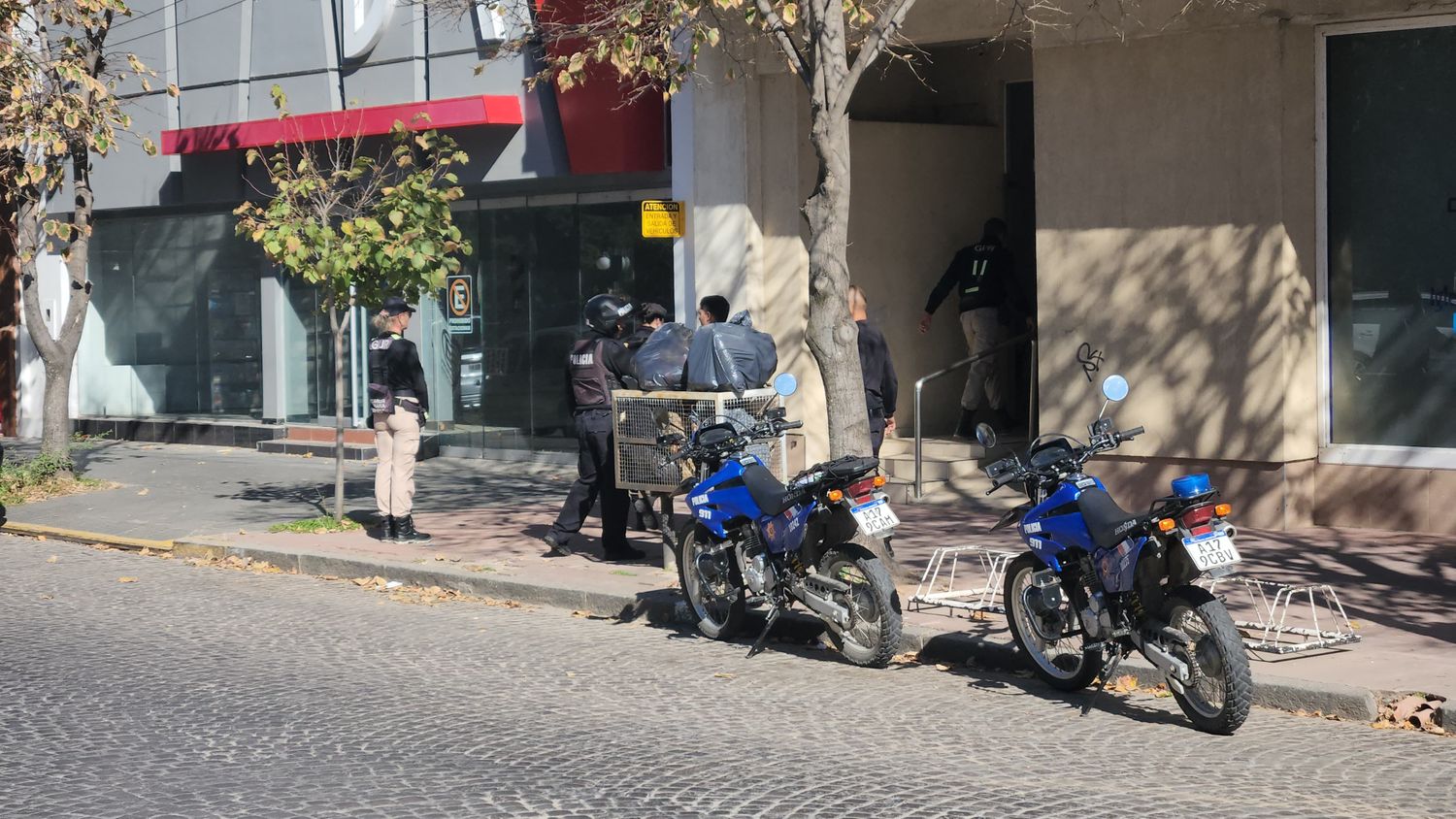 De no creer: descubrieron el refugio de un hombre que dormía en un pasillo céntrico a tres metros de altura
