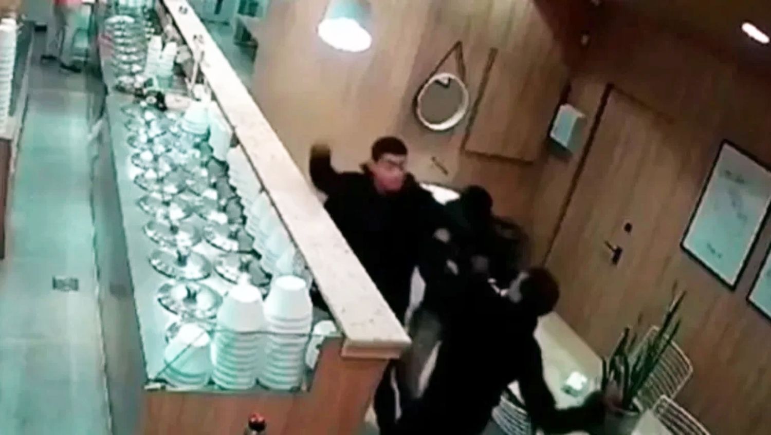 Video: feroz pelea en una reconocida heladería de Mar del Plata