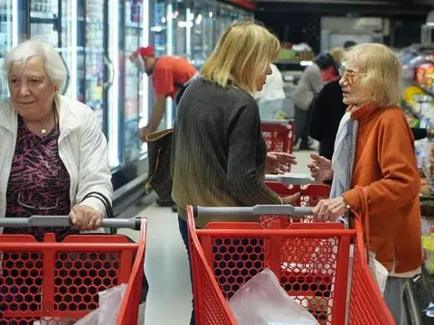 Calculan que la canasta básica del jubilado trepó 26% en seis meses y ya supera el $1.500.000