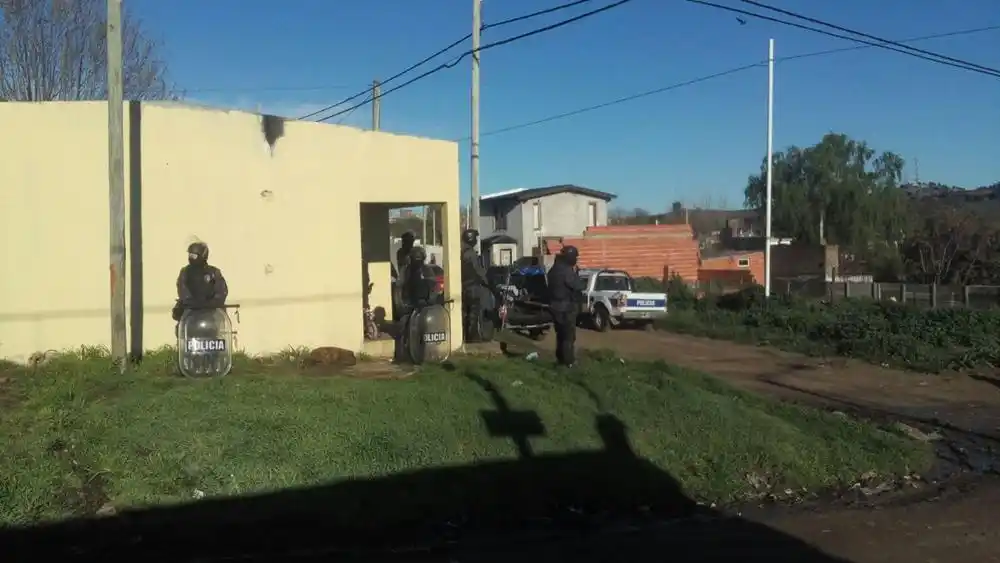 La policía allanó dos viviendas en Las Tunitas, tras varios arrebatos