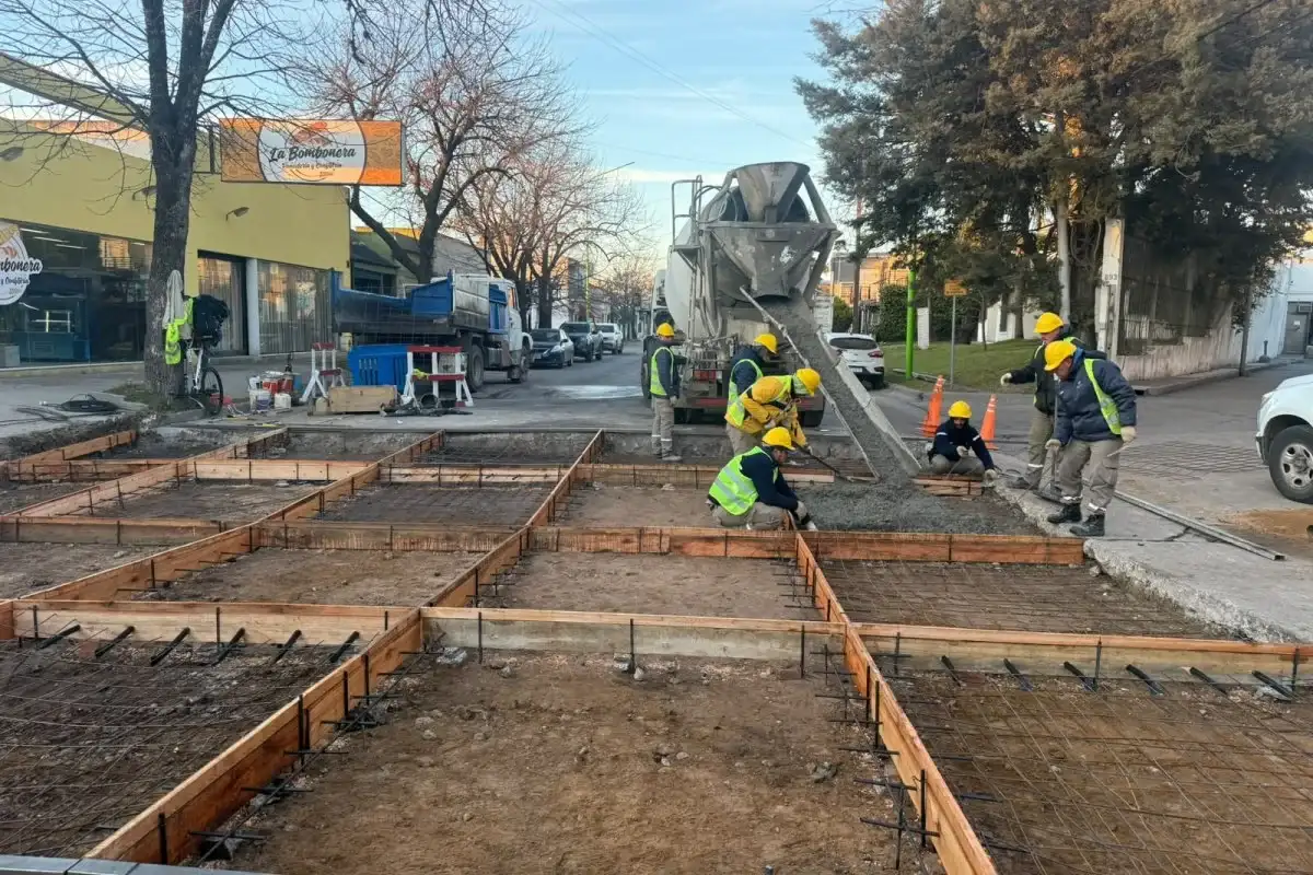 Obra pública: Continúa la reconstrucción del cruce en la esquina de las calles Primera Junta y Lestonnac