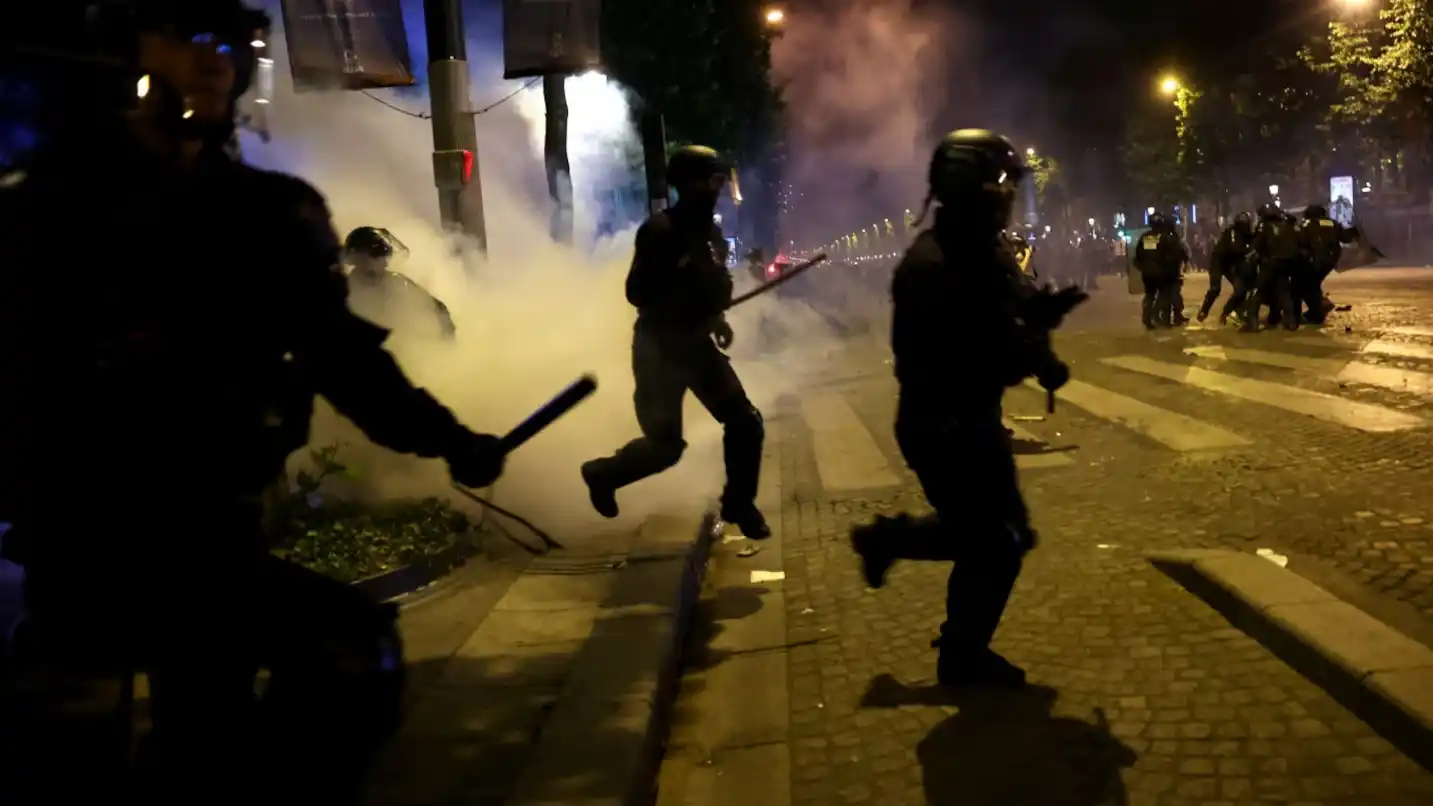 Efectivos de la Policía francesa se enfrentan con hinchas del Paris Saint-Germain el sábado por la noche, luego de que el PSG ganara la Liga de Campeones. (Foto: EFE/EPA/CHRISTOPHE PETIT TESSON)