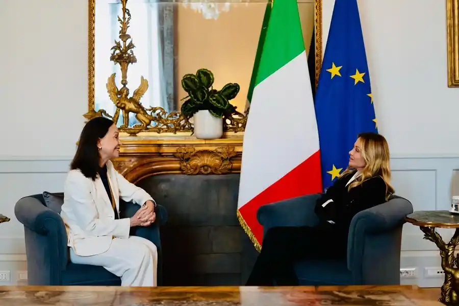 La primera ministra de Italia, Giorgia Meloni y la líder opositora y premio Nobel de la Paz María Corina Machado, dentro de su gira europea. EFE