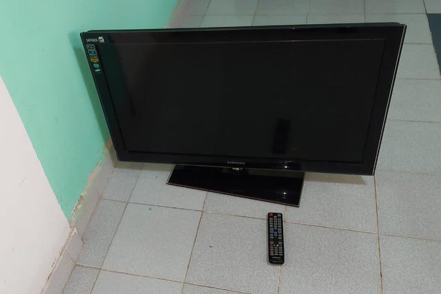 Un menor de edad le habría robado un televisor a una vecina en barrio Italia