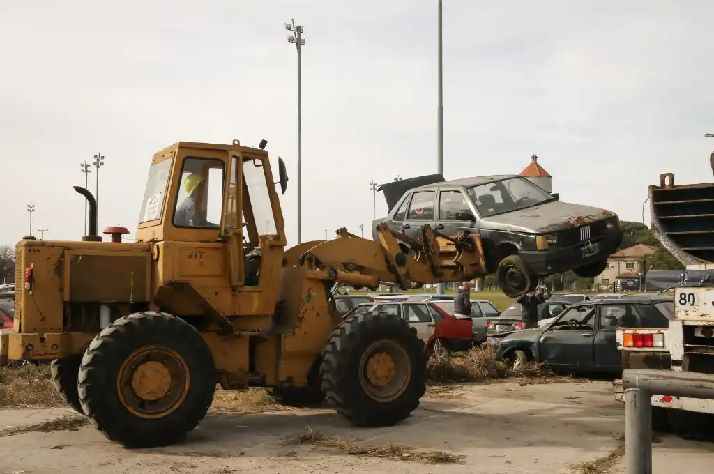 Iniciaron la compactación de cerca de 100 vehículos decomisados